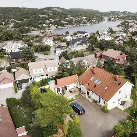 Four Bedroom Holiday In Prázdninový dům *