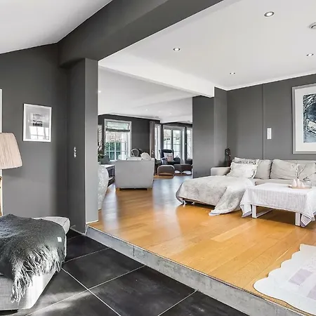 別荘 Four Bedroom Holiday In